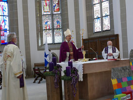 Bischof Dr. Michael Gerber besucht St. Crescentius (Foto: Karl-Franz Thiede)